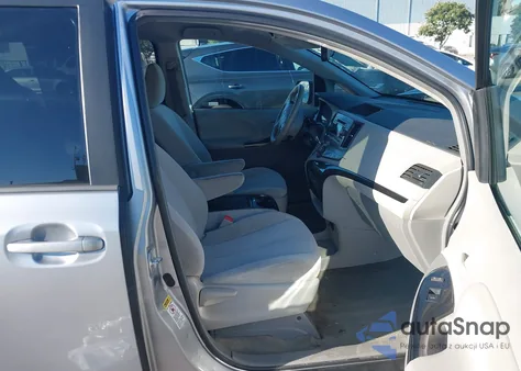 2013 Toyota Sienna Le V6 8 Passenger z USA, uszkodzony, nr VIN 5TDKK3DC3DS307285